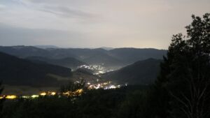 Dieses Bild zeigt eine Webcam-Aufnahme vom Achertal, aufgenommen am Samstag, den 01.08.2026 um 00:30 Uhr. Die Temperatur betrug 19°C.