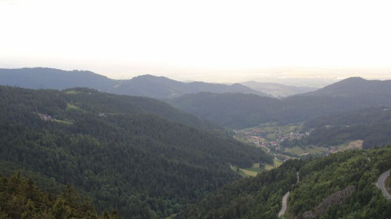 Dieses Bild zeigt eine Webcam-Aufnahme vom Achertal, aufgenommen am Freitag, den 23.05.2025 um 19:40 Uhr. Die Temperatur betrug 6.9°C.
