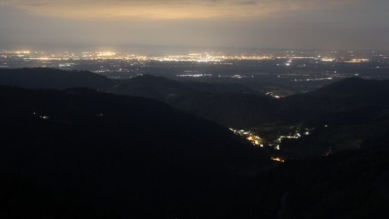 Dieses Bild zeigt eine Webcam-Aufnahme vom Achertal, aufgenommen am Montag, den 12.05.2025 um 23:30 Uhr. Die Temperatur betrug 10.4°C.