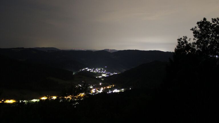 Dieses Bild zeigt eine Webcam-Aufnahme vom Achertal, aufgenommen am Sonntag, den 16.08.2026 um 03:30 Uhr. Die Temperatur betrug 24.4°C.