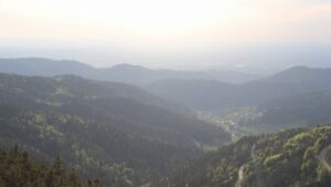 Dieses Bild zeigt eine Webcam-Aufnahme vom Achertal, aufgenommen am Montag, den 27.04.2026 um 19:20 Uhr. Die Temperatur betrug 13.6°C.