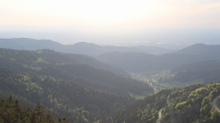 Dieses Bild zeigt eine Webcam-Aufnahme vom Achertal, aufgenommen am Montag, den 27.04.2026 um 19:20 Uhr. Die Temperatur betrug 13.6°C.