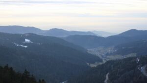 Dieses Bild zeigt eine Webcam-Aufnahme vom Achertal, aufgenommen am Sonntag, den 01.02.2026 um 16:50 Uhr. Die Temperatur betrug 2.2°C.