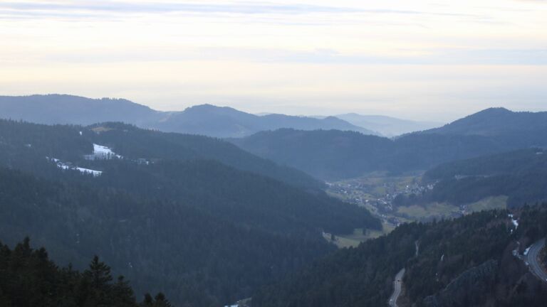 Dieses Bild zeigt eine Webcam-Aufnahme vom Achertal, aufgenommen am Sonntag, den 01.02.2026 um 16:50 Uhr. Die Temperatur betrug 2.2°C.