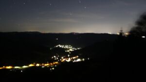Dieses Bild zeigt eine Webcam-Aufnahme vom Achertal, aufgenommen am Freitag, den 22.05.2026 um 01:00 Uhr. Die Temperatur betrug 15.6°C.