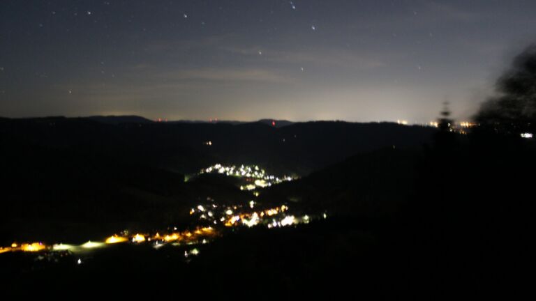 Dieses Bild zeigt eine Webcam-Aufnahme vom Achertal, aufgenommen am Freitag, den 22.05.2026 um 01:00 Uhr. Die Temperatur betrug 15.6°C.