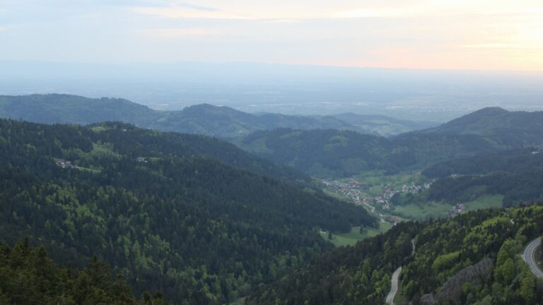 Dieses Bild zeigt eine Webcam-Aufnahme vom Achertal, aufgenommen am Dienstag, den 28.04.2026 um 20:00 Uhr. Die Temperatur betrug 12.6°C.