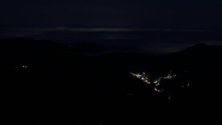 Dieses Bild zeigt eine Webcam-Aufnahme vom Achertal, aufgenommen am Dienstag, den 16.12.2025 um 07:00 Uhr. Die Temperatur betrug 9.2°C.