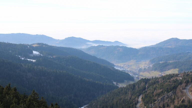 Dieses Bild zeigt eine Webcam-Aufnahme vom Achertal, aufgenommen am Donnerstag, den 22.01.2026 um 14:00 Uhr. Die Temperatur betrug 8.8°C.