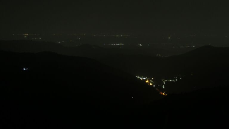 Dieses Bild zeigt eine Webcam-Aufnahme vom Achertal, aufgenommen am Freitag, den 10.04.2026 um 04:30 Uhr. Die Temperatur betrug 6.9°C.