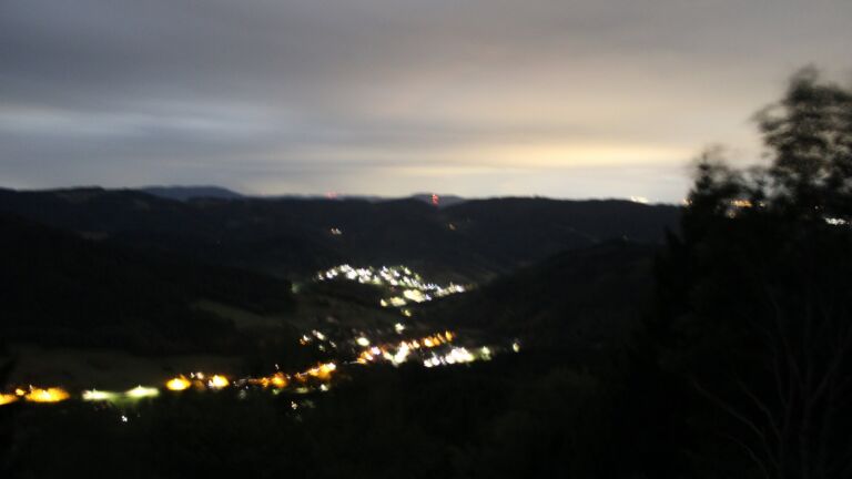 Dieses Bild zeigt eine Webcam-Aufnahme vom Achertal, aufgenommen am Sonntag, den 30.08.2026 um 01:30 Uhr. Die Temperatur betrug 17.6°C.