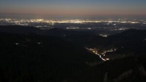 Dieses Bild zeigt eine Webcam-Aufnahme vom Achertal, aufgenommen am Montag, den 02.03.2026 um 19:30 Uhr. Die Temperatur betrug 6.7°C.