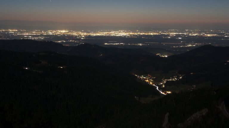 Dieses Bild zeigt eine Webcam-Aufnahme vom Achertal, aufgenommen am Montag, den 02.03.2026 um 19:30 Uhr. Die Temperatur betrug 6.7°C.