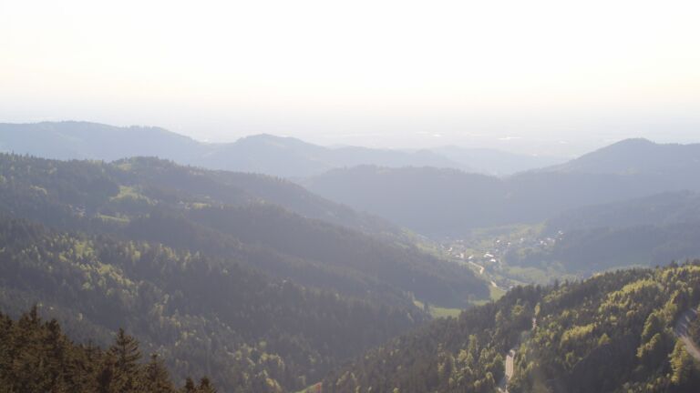 Dieses Bild zeigt eine Webcam-Aufnahme vom Achertal, aufgenommen am Mittwoch, den 30.04.2025 um 19:10 Uhr. Die Temperatur betrug 17.8°C.
