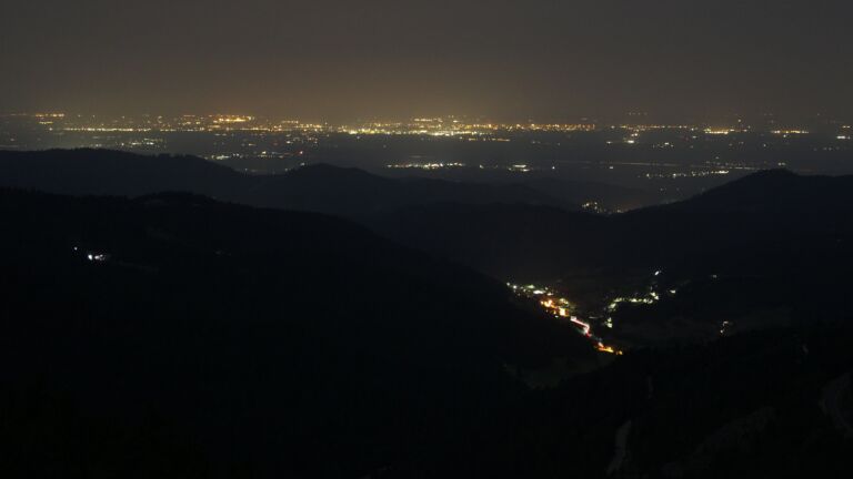 Dieses Bild zeigt eine Webcam-Aufnahme vom Achertal, aufgenommen am Samstag, den 16.08.2025 um 04:50 Uhr. Die Temperatur betrug 20.5°C.
