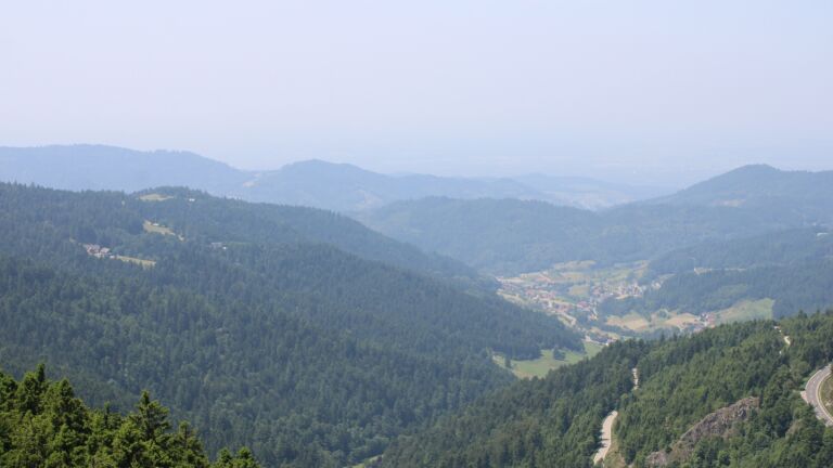 Dieses Bild zeigt eine Webcam-Aufnahme vom Achertal, aufgenommen am Freitag, den 13.06.2025 um 13:30 Uhr. Die Temperatur betrug 29.1°C.
