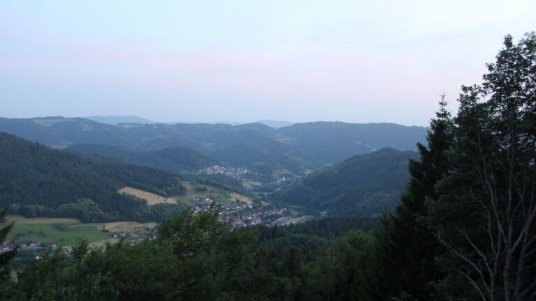 Dieses Bild zeigt eine Webcam-Aufnahme vom Achertal, aufgenommen am Donnerstag, den 25.06.2026 um 21:50 Uhr. Die Temperatur betrug 28.6°C.