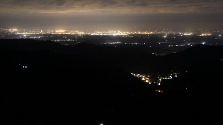 Dieses Bild zeigt eine Webcam-Aufnahme vom Achertal, aufgenommen am Sonntag, den 19.04.2026 um 00:00 Uhr. Die Temperatur betrug 11.6°C.