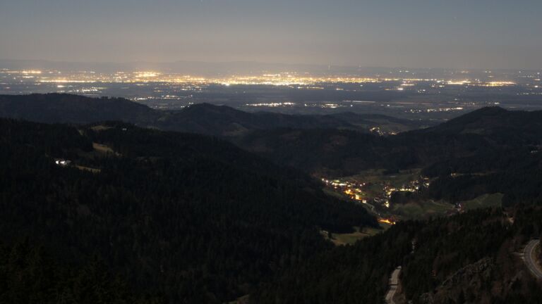 Dieses Bild zeigt eine Webcam-Aufnahme vom Achertal, aufgenommen am Dienstag, den 03.03.2026 um 00:30 Uhr. Die Temperatur betrug 8.6°C.