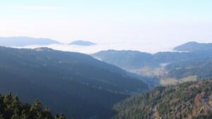 Dieses Bild zeigt eine Webcam-Aufnahme vom Achertal, aufgenommen am Samstag, den 13.12.2025 um 13:30 Uhr. Die Temperatur betrug 9.4°C.