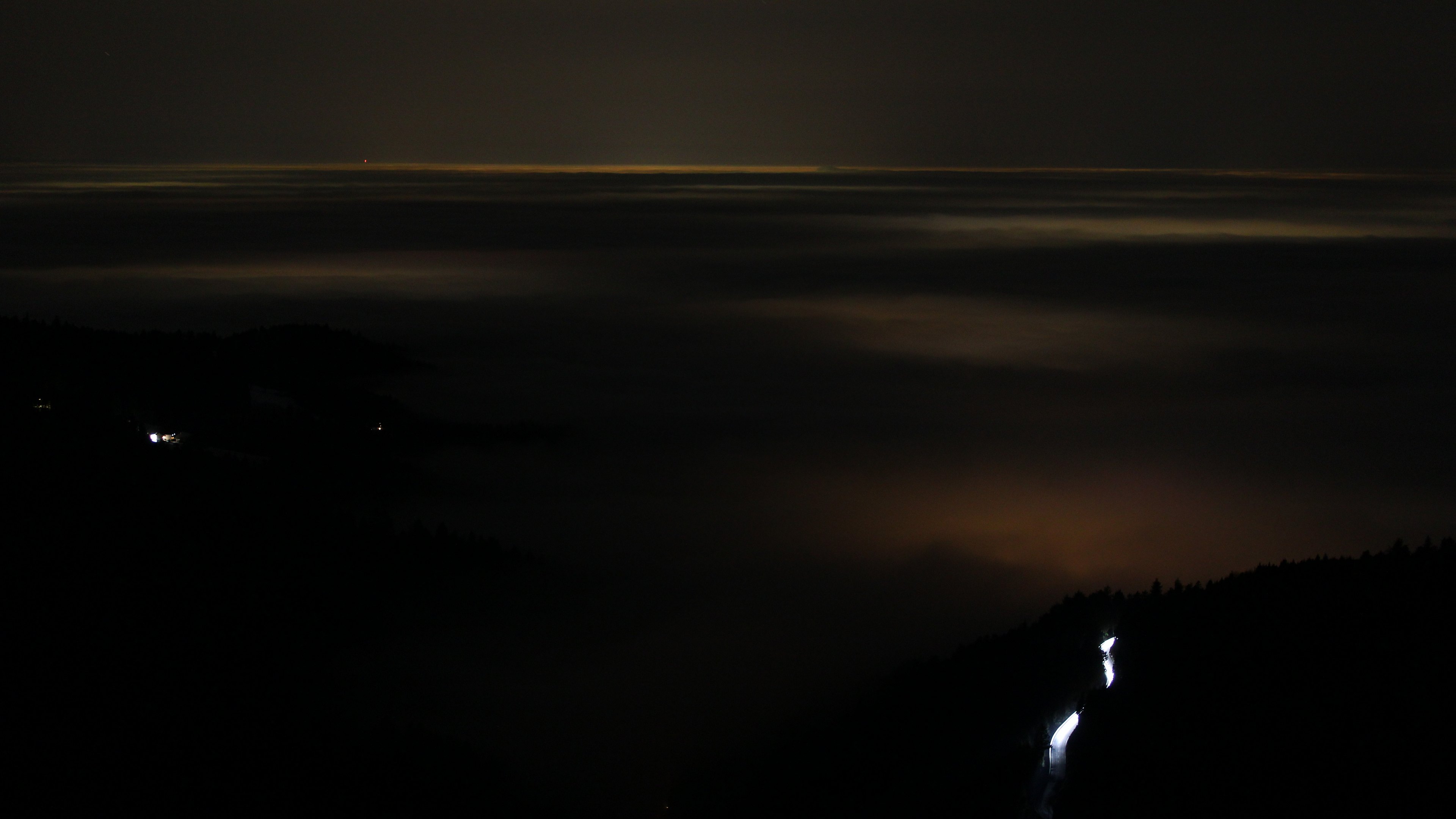 Dieses Bild zeigt eine Webcam-Aufnahme vom Achertal, aufgenommen am Sonntag, den 18.01.2026 um 19:30 Uhr. Die Temperatur betrug 7.7°C.