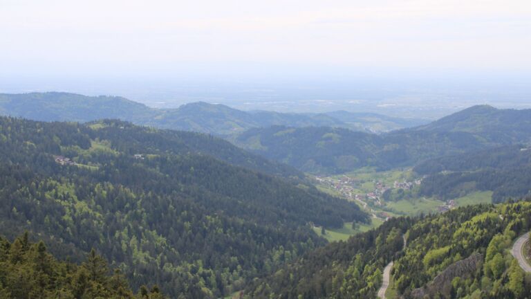 Dieses Bild zeigt eine Webcam-Aufnahme vom Achertal, aufgenommen am Dienstag, den 28.04.2026 um 16:20 Uhr. Die Temperatur betrug 14.9°C.