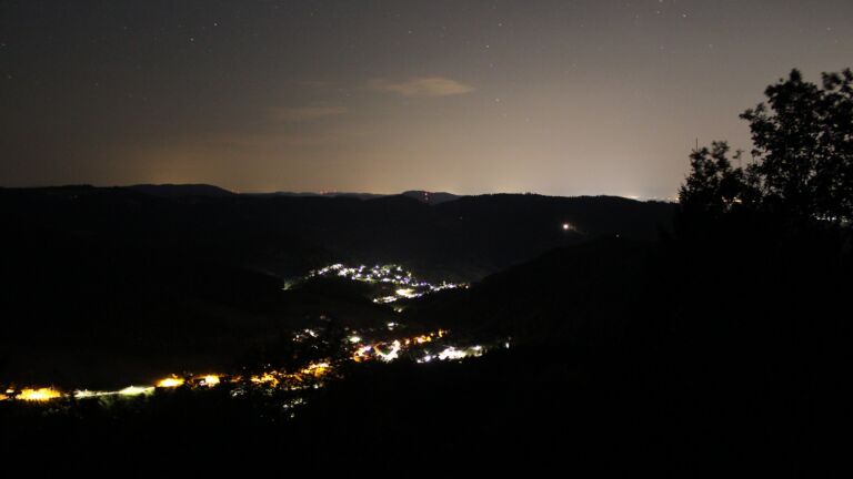 Dieses Bild zeigt eine Webcam-Aufnahme vom Achertal, aufgenommen am Samstag, den 15.08.2026 um 02:30 Uhr. Die Temperatur betrug 27.8°C.