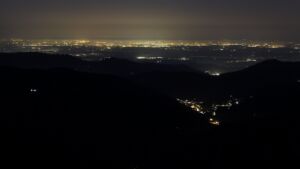 Dieses Bild zeigt eine Webcam-Aufnahme vom Achertal, aufgenommen am Freitag, den 06.03.2026 um 19:20 Uhr. Die Temperatur betrug 9.9°C.