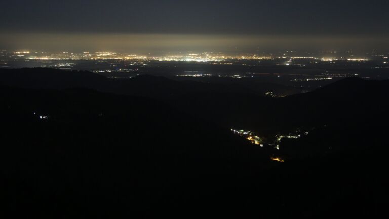 Dieses Bild zeigt eine Webcam-Aufnahme vom Achertal, aufgenommen am Mittwoch, den 15.10.2025 um 02:30 Uhr. Die Temperatur betrug 5.5°C.