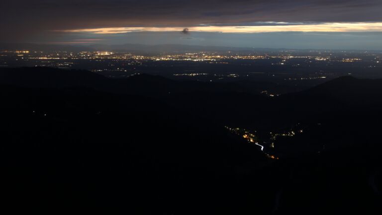 Dieses Bild zeigt eine Webcam-Aufnahme vom Achertal, aufgenommen am Dienstag, den 22.07.2025 um 22:10 Uhr. Die Temperatur betrug 11.5°C.