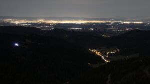 Dieses Bild zeigt eine Webcam-Aufnahme vom Achertal, aufgenommen am Dienstag, den 09.12.2025 um 03:30 Uhr. Die Temperatur betrug 8.6°C.