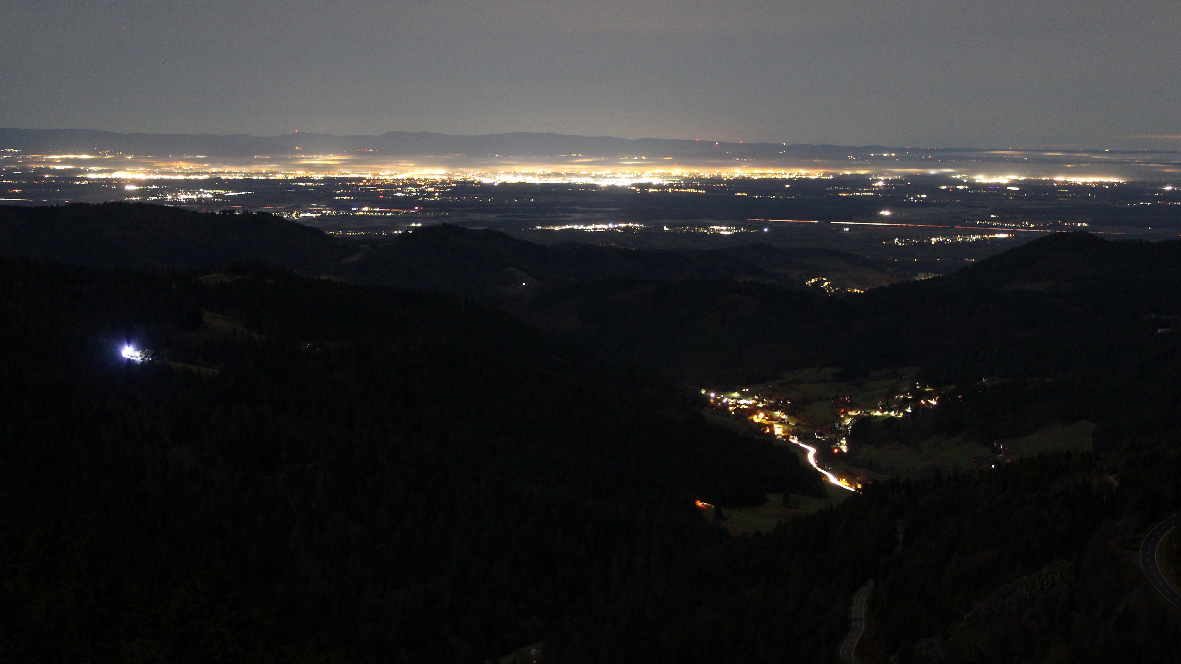 Dieses Bild zeigt eine Webcam-Aufnahme vom Achertal, aufgenommen am Dienstag, den 09.12.2025 um 03:30 Uhr. Die Temperatur betrug 8.6°C.