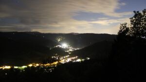 Dieses Bild zeigt eine Webcam-Aufnahme vom Achertal, aufgenommen am Samstag, den 10.10.2026 um 20:10 Uhr. Die Temperatur betrug 8.5°C.