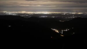 Dieses Bild zeigt eine Webcam-Aufnahme vom Achertal, aufgenommen am Samstag, den 20.12.2025 um 00:00 Uhr. Die Temperatur betrug 6.4°C.