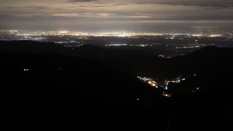 Dieses Bild zeigt eine Webcam-Aufnahme vom Achertal, aufgenommen am Samstag, den 20.12.2025 um 00:00 Uhr. Die Temperatur betrug 6.4°C.