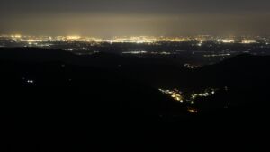 Dieses Bild zeigt eine Webcam-Aufnahme vom Achertal, aufgenommen am Samstag, den 09.05.2026 um 22:40 Uhr. Die Temperatur betrug 12.1°C.