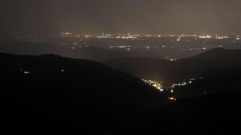 Dieses Bild zeigt eine Webcam-Aufnahme vom Achertal, aufgenommen am Dienstag, den 26.08.2025 um 21:40 Uhr. Die Temperatur betrug 19.1°C.