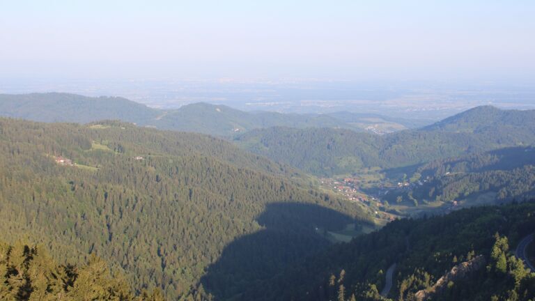 Dieses Bild zeigt eine Webcam-Aufnahme vom Achertal, aufgenommen am Montag, den 19.05.2025 um 07:10 Uhr. Die Temperatur betrug 9.9°C.
