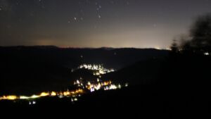 Dieses Bild zeigt eine Webcam-Aufnahme vom Achertal, aufgenommen am Sonntag, den 12.07.2026 um 01:00 Uhr. Die Temperatur betrug 21.5°C.