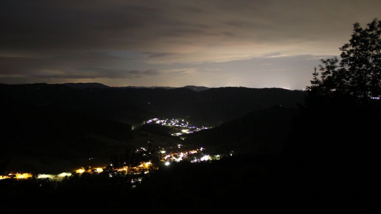 Dieses Bild zeigt eine Webcam-Aufnahme vom Achertal, aufgenommen am Sonntag, den 07.06.2026 um 02:00 Uhr. Die Temperatur betrug 13°C.