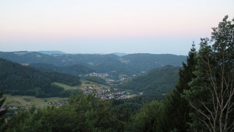 Dieses Bild zeigt eine Webcam-Aufnahme vom Achertal, aufgenommen am Mittwoch, den 29.07.2026 um 05:50 Uhr. Die Temperatur betrug 23.7°C.