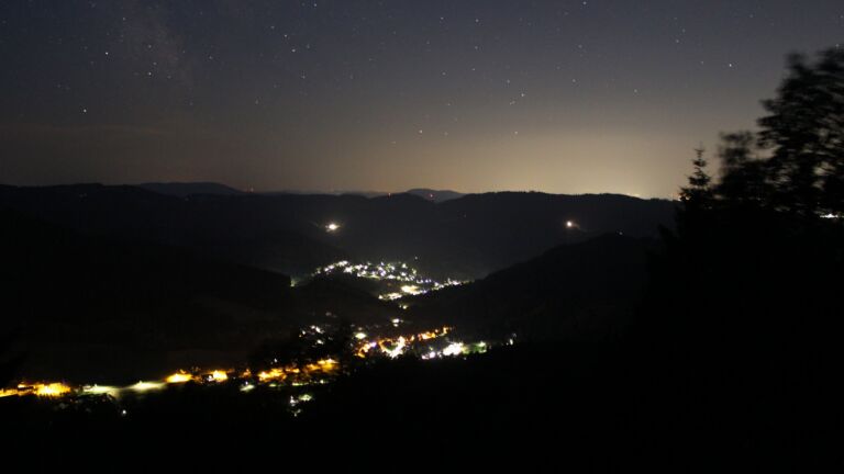 Dieses Bild zeigt eine Webcam-Aufnahme vom Achertal, aufgenommen am Dienstag, den 23.06.2026 um 03:00 Uhr. Die Temperatur betrug 24.8°C.