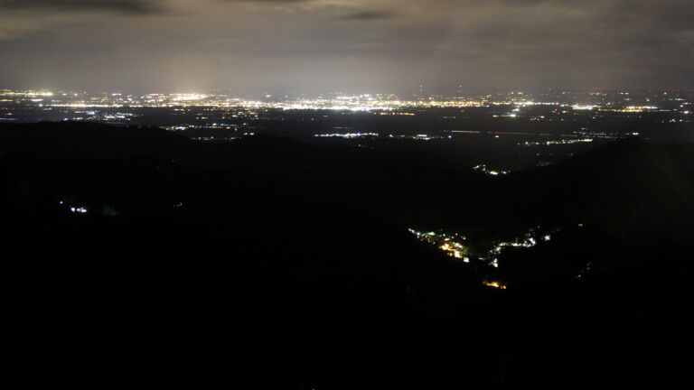 Dieses Bild zeigt eine Webcam-Aufnahme vom Achertal, aufgenommen am Montag, den 21.07.2025 um 23:20 Uhr. Die Temperatur betrug 12°C.