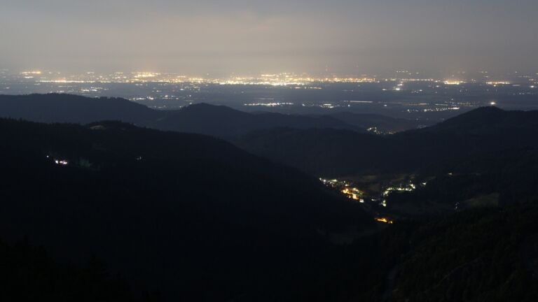 Dieses Bild zeigt eine Webcam-Aufnahme vom Achertal, aufgenommen am Freitag, den 11.07.2025 um 03:40 Uhr. Die Temperatur betrug 13.9°C.