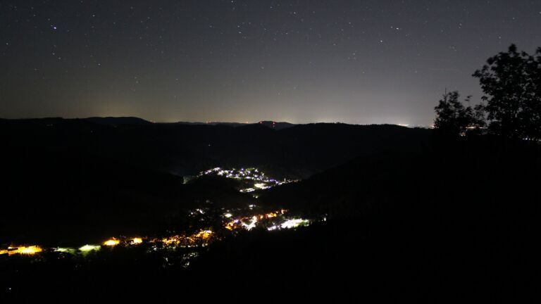 Dieses Bild zeigt eine Webcam-Aufnahme vom Achertal, aufgenommen am Dienstag, den 15.09.2026 um 02:00 Uhr. Die Temperatur betrug 18.4°C.