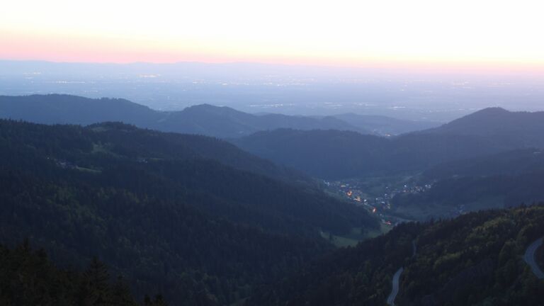 Dieses Bild zeigt eine Webcam-Aufnahme vom Achertal, aufgenommen am Samstag, den 10.05.2025 um 21:30 Uhr. Die Temperatur betrug 10.3°C.