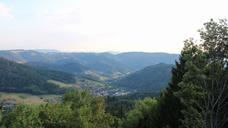 Dieses Bild zeigt eine Webcam-Aufnahme vom Achertal, aufgenommen am Samstag, den 15.08.2026 um 19:10 Uhr. Die Temperatur betrug 32.8°C.