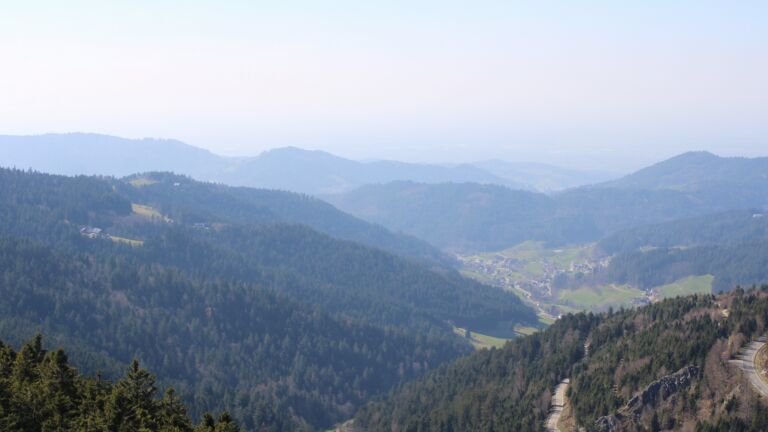 Dieses Bild zeigt eine Webcam-Aufnahme vom Achertal, aufgenommen am Freitag, den 20.03.2026 um 14:30 Uhr. Die Temperatur betrug 9.3°C.