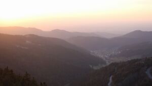 Dieses Bild zeigt eine Webcam-Aufnahme vom Achertal, aufgenommen am Dienstag, den 03.03.2026 um 18:00 Uhr. Die Temperatur betrug 7.5°C.