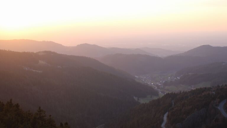 Dieses Bild zeigt eine Webcam-Aufnahme vom Achertal, aufgenommen am Dienstag, den 03.03.2026 um 18:00 Uhr. Die Temperatur betrug 7.5°C.